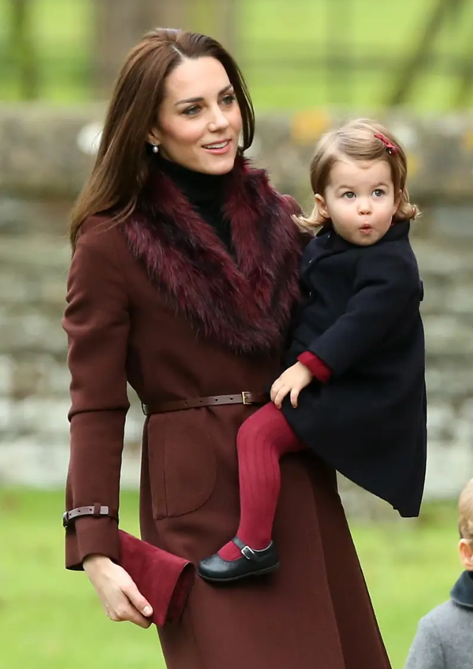 Кейт Миддлтон и принцесса Шарлотта Кембриджская 25 декабря 2016 года.