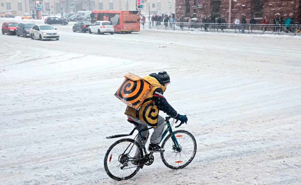 В любую погоду. И даже в снег на велосипеде.
