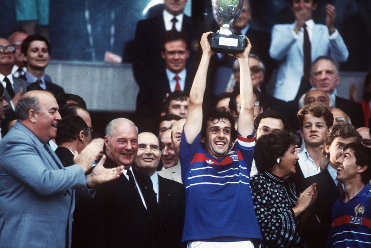Капитан сборной Франции Мишель Платини с Кубком Европы