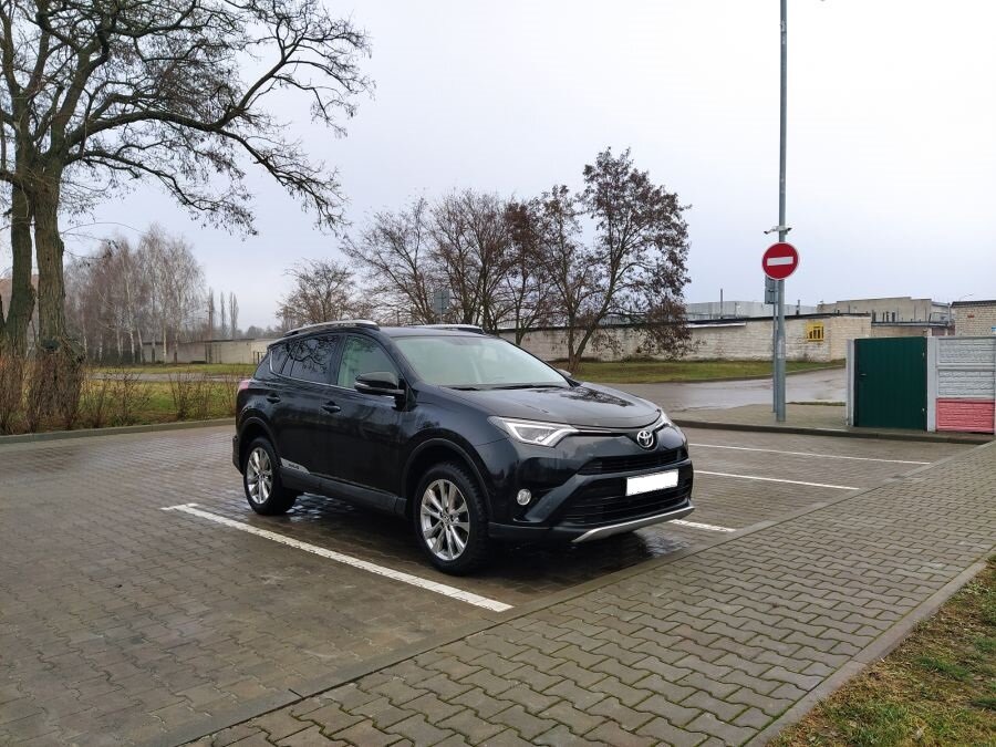 На фото RAV4 четвертого поколения