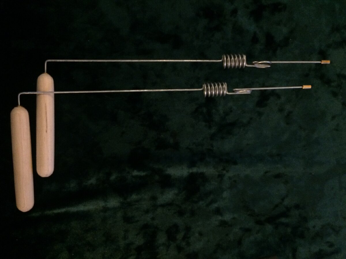 Что можно делать с помощью биолокационной рамки. 
Биолокационная рамка используется в процессе биолокационной работы в различных сферах и областях жизнедеятельности человека. Чаще всего, с ее помощью производят измерение количественных и качественных величин, а так же осуществляют разного рода поиск (например, поиск предметов, объектов, обнаружение геопатогенных зон [как на местности, так и по карте], выявление патологии в организме человека и т.п.).
1. Бытовая биолокация.
Использование биолокации в повседневной жизни.
С помощью биолокационной рамки обученный специалист сможет в течение короткого времени выбрать наиболее подходящие для него продукты питания, проверить их свежесть и качество, подобрать правильную одежду, проверить собственную совместимость с окружающими предметами; с объектами – например, проверить, насколько ему подходит конкретный автомобиль или квартира, в которой он живет; определить совместимость с субъектами – с партнерами или другими людьми. Например, можно проверить энергетическую совместимость, партнерское соответствие, эмоциональную и сексуальную совместимость с определенным человеком.
Можно определить наличие вредных геопатогенных зон в помещении или на местности, обнаружить присутствие вредных или негативных излучений от предметов интерьера, и любых объектов. Так же можно, например, измерить радиационный фон.
С помощью биорамки специалист сможет найти источник подземных вод на дачном участке, определить глубину источника, качество и объем воды в нем, что поможет ему принять решение о целесообразности бурения скважины.
Рамку можно использовать в качестве компаса - она легко укажет направление на «Север», «Юг», «Запад» или «Восток». Если Вы заплутали в лесу, рамка поможет найти выход, и покажет дорогу к ближайшей станции.
Рамка может стать неоценимым помощником для любого человека в принятии жизненно важных решений.
2. Медицинская биолокация. Биодиагностика.
Это самое молодое, но быстроразвивающиеся направление применения практической биолокации.
С помощью биолокационной рамки специалист сможет провести диагностику состояния собственного здоровья, проверить эффективность медицинских препаратов и подобрать наименее вредные и наиболее эффективные, определить каких именно витаминов и микроэлементов не хватает его организму в данный момент. Кроме этого, специалист, обученный биоэнергетической диагностике, сможет проверить состояние энергоинформационного поля человека, степень работы энергетических центров, качество работы различных органов и систем организма, а так же измерить давление, пульс, сахар в крови (как и любые другие показатели функционирования организма) в любой момент времени без дополнительного оборудования, а так же обнаружить глубинные причины отклонений от нормы.
Кроме работы с собой, биолокационные рамки можно использовать для диагностики пациентов или других людей, проводя диагностику как напрямую (в присутствии пациента), так и по фантому (фотографиям и/или рентгеновским снимкам).
3. Инженерная биолокация.
Это наиболее известный и распространенный вариант применения метода.
Биолокационную рамку можно использовать в сфере геоэкологии, осуществляя поиск геопатогенных зон в различных помещениях и на местности; для обнаружения несанкционированных захоронений вредных отходов, определения участков распространения патогенных или опасных веществ под землей, под водой.
Биолокационную рамку можно успешно применять в строительной сфере, например для проведения оценки прочностных характеристик различных строительных конструкций, зданий и сооружений, осуществлять контроль качества строительства, находить подземные коммуникации и обнаруживать места повреждений в подземных линиях электропередач и т.п., находить места повреждений и утечек в трубопроводах, газо и нефтенесущих коммуникациях.
В горном деле рамку биолокации можно применять для поиска месторождений любых полезных ископаемых, а в гидрогеологии для осуществления поиска источников подземных вод, определения качества и объема воды в обнаруженном источнике.
В области инженерной геологии рамку можно использовать для обнаружения пустот, полостей, и техногенных выработок.
В области геокриологии с помощью рамки можно находить, например, очаги пучения грунтов.
В мелиорации биолокационные рамки применяют для выявления ореолов растекания вод из водотоков и дренажей.
В области гидротехники и энергетики рамки используют для дефектоскопии гидротехнических сооружений (без разрушения или вскрытия этих сооружений - дамб, плотин, экранов и т.п.) а так же их грунтовых оснований.
В области геоморфологии рамки применяются для поиска трещин закола оползней и изучения форм рельефа.
В области геологического картирования рамки используют для установление границ разнородных горных пород и их элементов.
В археологии рамки применяют для краеведческих поисков и исследований археологических объектов, захоронений и кладов без произведения вскрытия, раскопок и бурения.
В военном деле рамки оказывают помощь специалистам в поиске мин на местности и по карте, помогают обнаружить военные базы, найти скрытые военные объекты, подводные лодки и другие боевые единицы вероятного противника.
В криминалистике биолокационные рамки применяют для поиска тайников, погребений, взрывных устройств, преступников и пропавших людей. Так же рамки могут быть использованы в качестве детектора лжи.
В области растениеводства биолокационные рамки используют для нахождения наиболее благоприятных мест для посадок растений, а так же для выбора оптимального времени посадки растений и сбора урожая.
В области искусства рамка может стать неоценимым помощником для проведения энергетической оценка произведений искусства.

#Paladin_руны_статьи
https://vk.com/id516518627
https://vk.com/paladinmagia