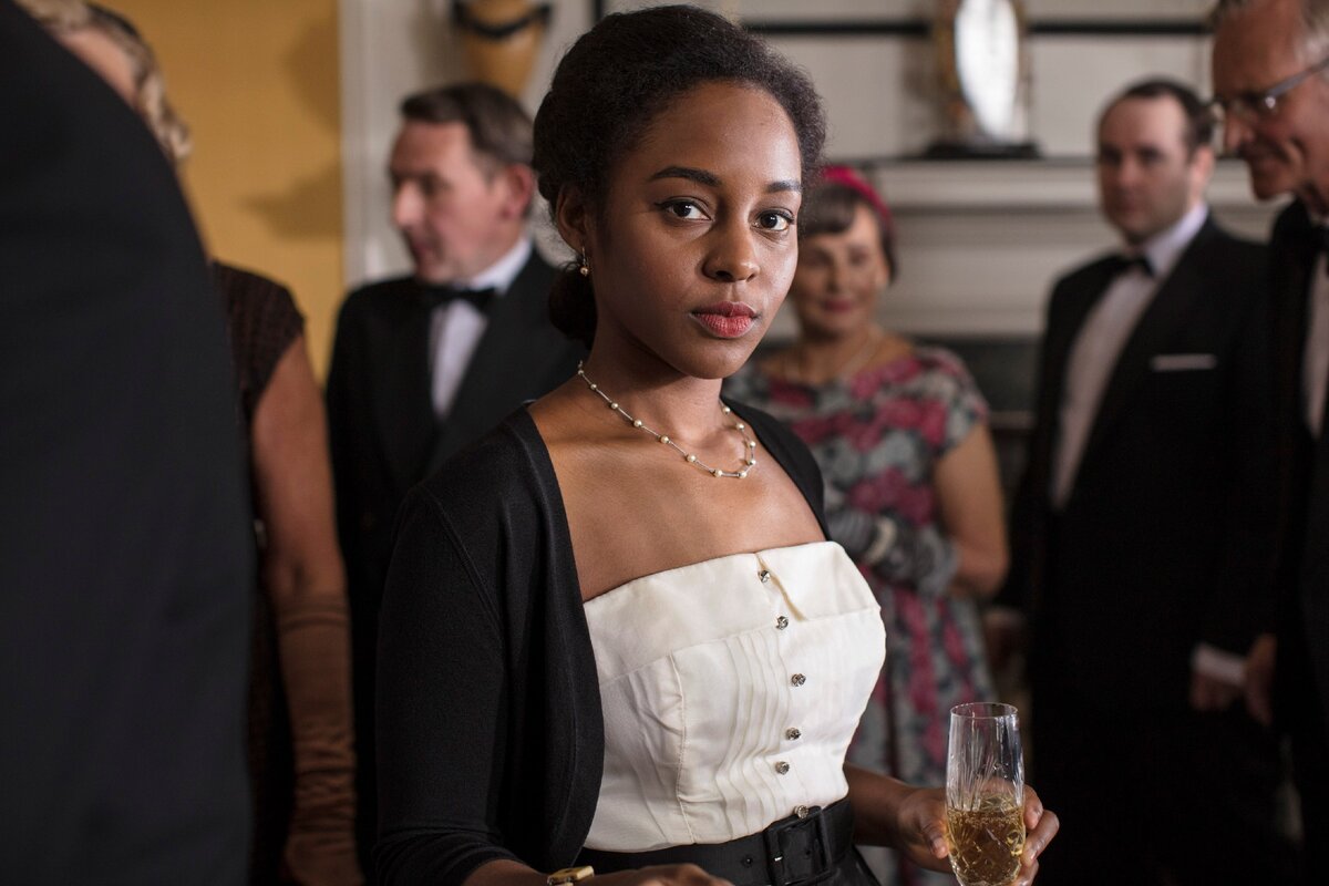 В романе Тина обладает загадочной притягательностью. Но в целом не отличается от соседей