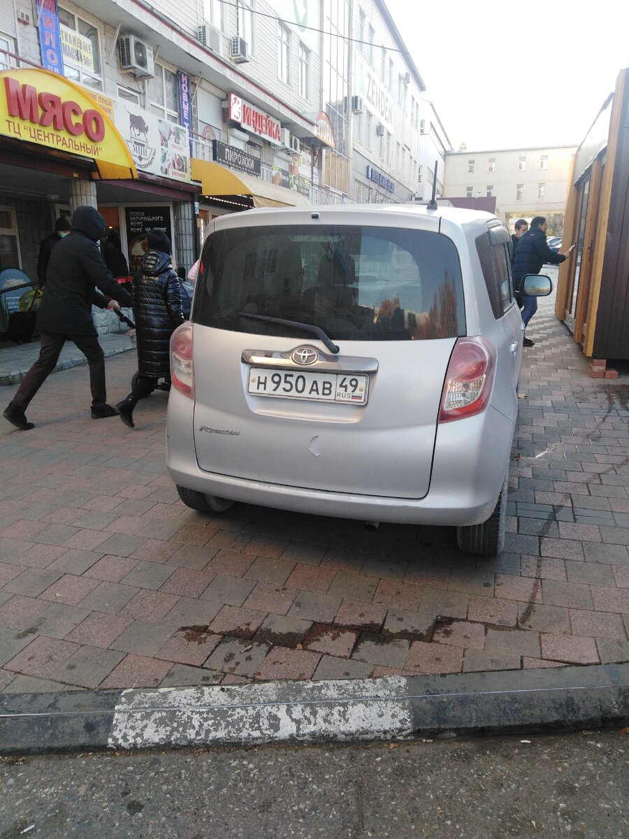 Парковаться на тротуаре Центрального рынка Новороссийска, становится нормой. 