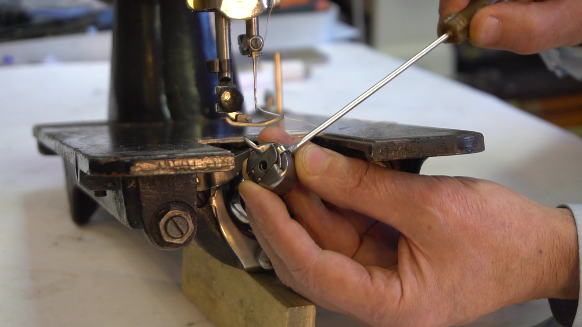 7 причин обрыва нитей в швейной машинке и пошаговая инструкция по устранению проблем