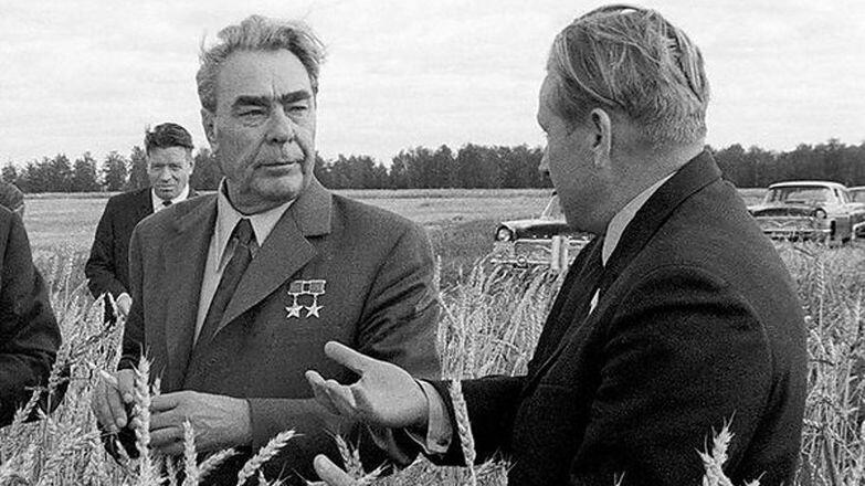 Брежнев Л.И. в поле, 1977-1978 г.г.  https://avatars.mds.yandex.net/get-zen_doc/1653873/pub_5dbbc2445d636200b157500b_5dbbc4775ba2b500ad20b38a/scale_1200