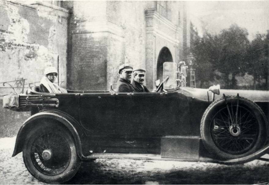 1927 год. Светлана Аллилуева и Иосиф Сталин. За рулем Павел Удалов