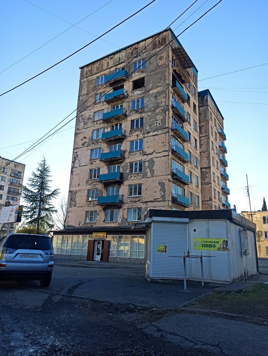 одна из многочисленных, пострадавших от войны многоэтажек