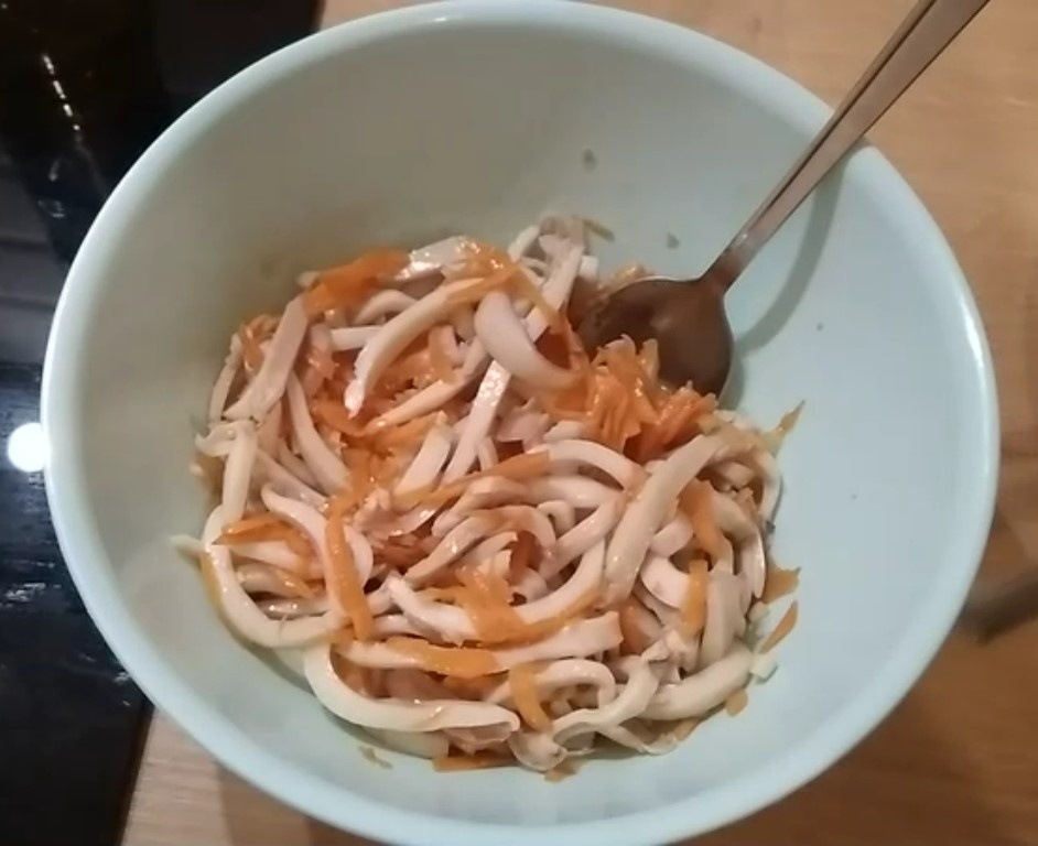 салат из кальмаров