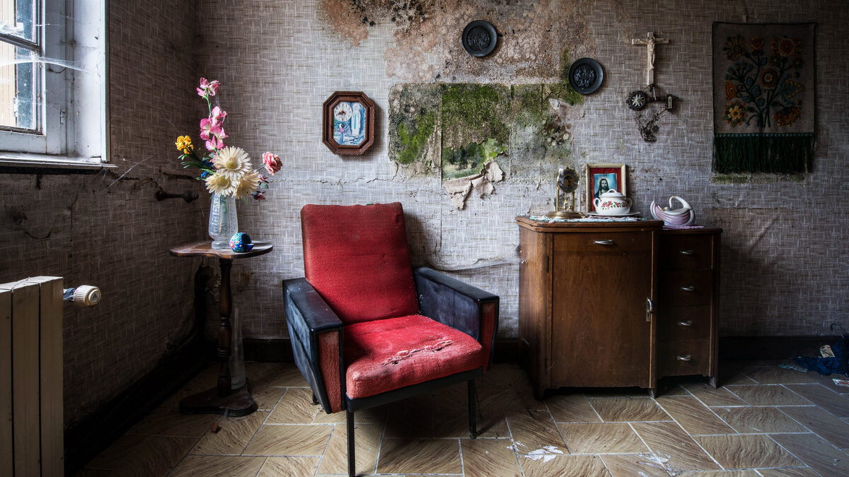 Фото с ресурса goodfon.ru.
В нашей квартире, конечно, было не так, но дырки в линолеуме и отбитая плитка имели место, и в целом атмосфера была угнетающей.