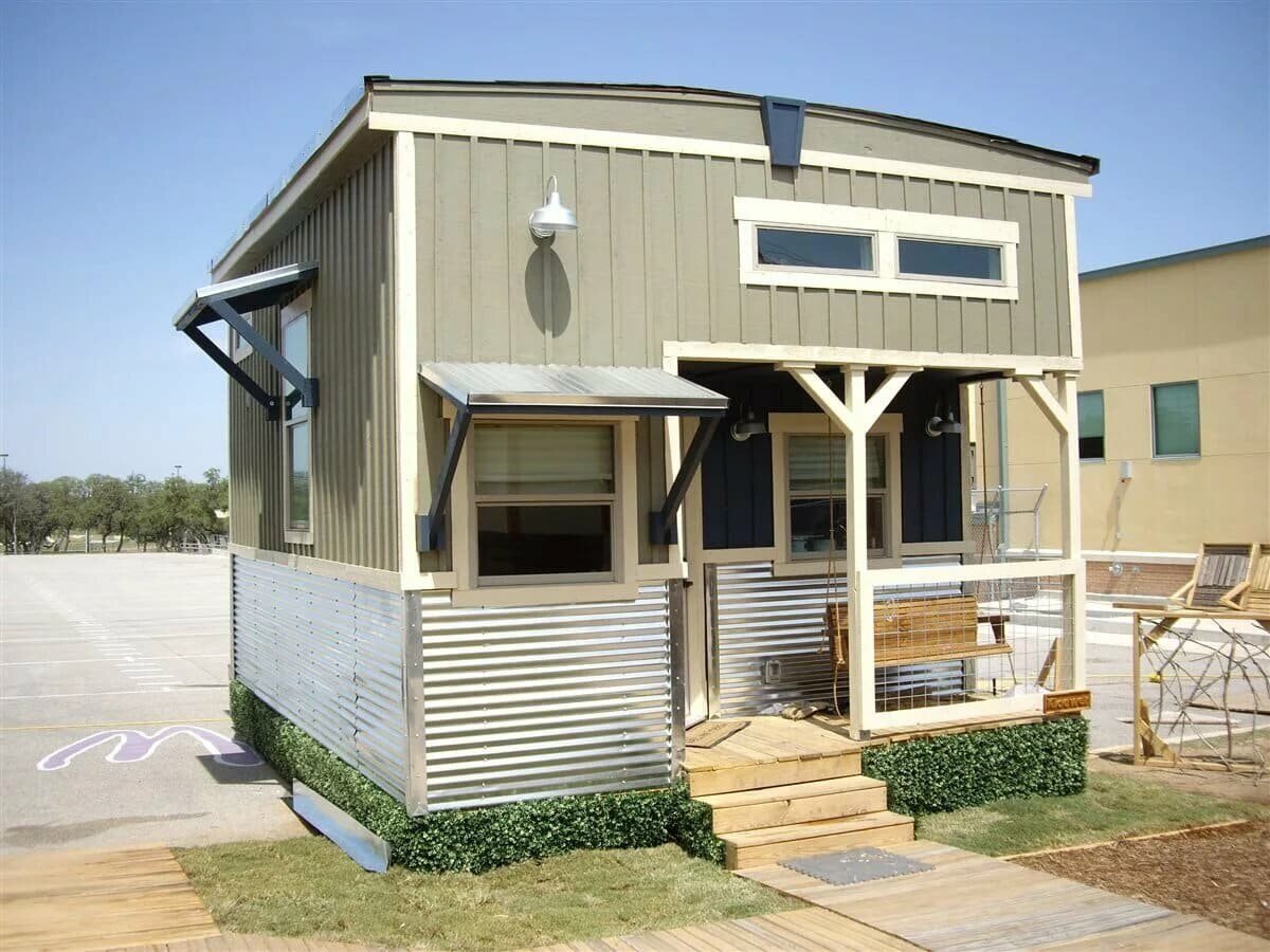 Только вместо загонов для лошадей тут расположилась парковка.