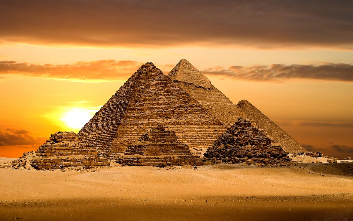 Источник фото: https://www.bhmpics.com/walls/great_pyramids_egypatian-wide.jpg