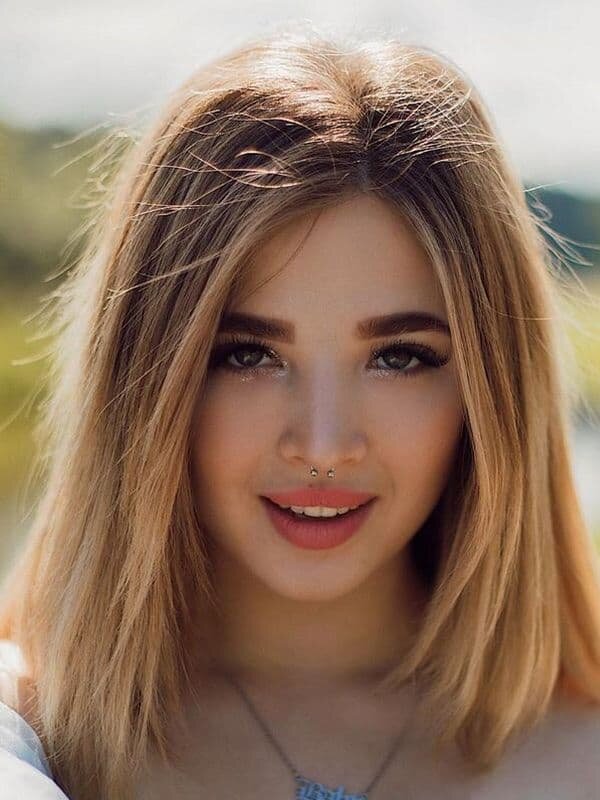 
Биография
Аня Покров (Аня Pokrov) — блогер Анна Покровская, участница команды Dream Team House. Девушка завоевала популярность среди молодежи, создавая забавные ролики с танцами и вокалом. Видеосюжеты постоянно публикуются на каналах «Тик-Тока» и «Ютьюба». На них, как и на страницы тиктокера в соцсетях, подписаны миллионы фолловеров. Известность блогера растет, а интерес к ее биографии набирает обороты.

Детство и юность
Аня Покров родилась 15 декабря 1999 года в Волгограде. Артистичная девочка с удовольствием занималась в детстве танцами, училась музыке по классу домры и, конечно, ходила в школу. По данным Сети, Анна сейчас получает высшее образование. Сначала девушка училась на очном отделении в городском институте культуры на факультете театральной режиссуры, а затем перевелась на дистанционное обучение.
 shared by АНЯ - АНТИГРУСТИН (@pokrov90) on Jun 8, 2020 at 2:05pm PDT

 (@pokrov90) on Jul 16, 2020 at 3:12am PDT



View this post on Instagram
A post shared by АНЯ - АНТИГРУСТИН (@pokrov90) on Jul 28, 2017 at 12:33pm PDT

Аня Покров в купальнике
Как любая знаменитость, Анна Покров привлекает внимание не только поклонников, но и хейтеров. Эти люди искренне не понимают и не принимают творческую деятельность Покровской. На таких персон девушка не в обиде, хотя иногда пытается донести до них, что написание постов, создание видео и просто хороших фото в купальнике или без макияжа — это тоже работа.

Вот как чекисты добивались нужных показаний от женщин
Аня Покров сейчас
2020 год для Покровской оказался плодотворным. Ее как обладательницу многомиллионной аудитории подписчиков пригласили участвовать в объединении тиктокеров Dream Team House. Это своеобразное реалити-шоу, где 13 блогеров живут в съемной квартире и создают развлекательный контент. Кроме Ани, в «Дрим Тим Хаус» пригласили Даню Милохина, Артура Бабича, Нику Гесер, Никиту Мимимижка, Настю Усееву и других.

Аня Покров и Даня МилохинАня Покров и Даня Милохин / @pokrov90 и @danya_milokhin
В марте 2020-го звезда «Тик-Тока» создала ютьюб-канал, где выкладывает информацию о мире блогеров. Уже к маю она собрала на новой площадке большое количество подписчиков. Немало этому способствовал и выпуск песни «Не игра в Симс» (второе название — «Удалить»), которую девушка записала вместе с ребятами по «Дрим Тим». У Покровской записан еще один трек «Парень из села», но связывать дальнейшую жизнь с музыкой она не планирует.

Интересные факты
Псевдонимы Анны — Авокадо, Антигрустин, Нютик Покровская.
Девушка много занимается благотворительностью.
Покровская снималась в клипе Джигана и Тимати.
Рост тиктокера — 175 см, вес — 60 кг.
Знак зодиака Покров — Стрелец.
Получайте еженедельно свежие новост