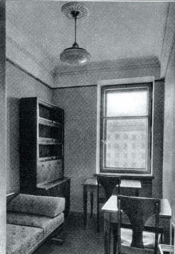 Ночью я внезапно проснулась и увидела, что у меня в ногах сидит незнакомая девушка. Она сидела вполоборота от меня, слегка наклонив голову и опустив ресницы. На ней было шелковое голубое (или, скорее, бирюзовое) платье с длинными рукавами; волосы длинные, волнистые, рыжего цвета, часть их собрана в прическу. Первое, что я подумала, было очень просто: воровка! У нас действительно периодически пропадали деньги, кольца и т.д. Пока я думала, как ухватить ее за волосы, чтобы она не вырвалась, и отвести в милицию, я почувствовала запах сандала и вспомнила, как сама закрыла на ночь все двери.

Тут мне стало не по себе, все тело сковало, и я была не в силах протянуть руку назад, чтобы включить лампу. Преодолев страх, я произнесла хриплым голосом: «Таня, у нас в комнате посторонний человек». Моя соседка вскочила, я тут же зажгла настольную лампу, и мы вдвоем уставились на эту не сдвинувшуюся с места девушку (она даже не посмотрела на нас). Татьяна пошла по моему пути: «Это воровка, надо ее на первый этаж в милицию» и т.д. На что я ответила, что это мы уже проходили, вон висят ключи. Тут и Таня замолчала, видимо, и ей стало жутко.

Тем временем девушка бесшумно поднялась и направилась к шкафу. Было слышно, как открылись и закрылись дверцы. Мы тут же распахнули шкаф. Никого не обнаружив, несколько раз перебрали одежду и даже проверили антресоли. Было уже 4.30 утра. При полной иллюминации мы просидели до 7.00, придумывая разные объяснения этому явлению. Экзамен, как ни странно, мы сдали отлично, а после сессии я переехала в Дубну - там базировалась кафедра, на которую я распределилась.



Прошло несколько лет, я уже работала на физтехе Уральского политехнического, и мне подвернулась месячная командировка в Дубну. Командировка совпала с 25-летием нашей кафедры, поэтому счастью моему не было предела - ведь можно будет увидеть почти всех друзей! Приехав в Дубну и бросив вещи в номере, я побежала в общежитие кафедры, где все собравшиеся уже пили чай при свечах. Разговор шел про книгу Моуди «Жизнь после жизни», потом перешли на разные загадочные случаи, и тут одна девушка рассказала, что, когда они со своей соседкой жили в главном здании МГУ, к ним однажды ночью пришла женщина в голубом.

Я спросила: «И что вы с ней сделали?» Она ответила: «Подруга запустила в нее подушкой, и та исчезла».Естественно, после этого я спросила: «В какой комнате вы жили?» И услышала, что в 932 левой (где жили мы, но двумя годами позже)!

На этом, казалось бы, можно было и закончить. Но вот недавно встретила доброго знакомого, физика, и он поведал мне историю, которая произошла с ним в 1977 году. Он и его коллега были в командировке в одном из НИИ при МГУ, жили на девятом этаже главного здания. И однажды ночью видели... девушку в голубом платье с рыжими волосами, которая внезапно исчезла, когда они попытались с ней заговорить".