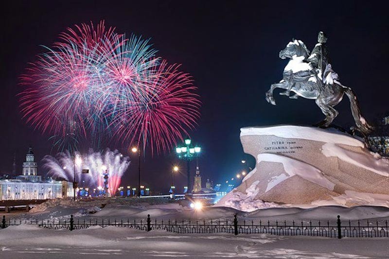 Источник: https://spbhi.ru/prazdniki/novyi-god.html