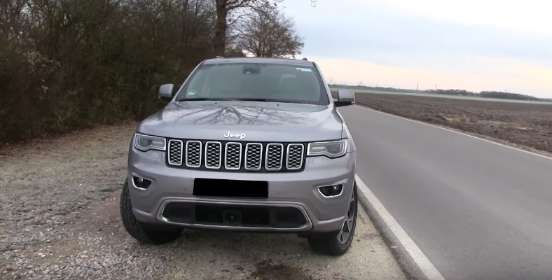 Дизайн передней части кузова внедорожника Jeep Grand Cherokee 2019 года.