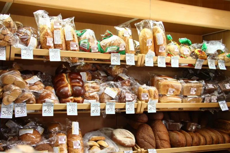 Хлеб сеть магазинов. Магазин хлебобулочных изделий. Хлебобулочные изделия ассортимент. Хлебный прилавок. Хлеб магазинный.