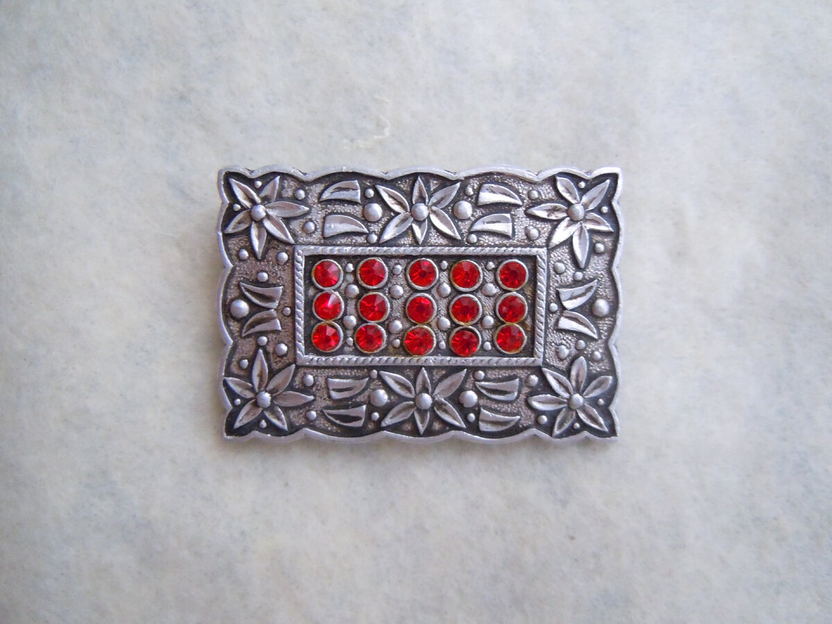 Брошь завода Рекорд, вставки - ювелирное стекло