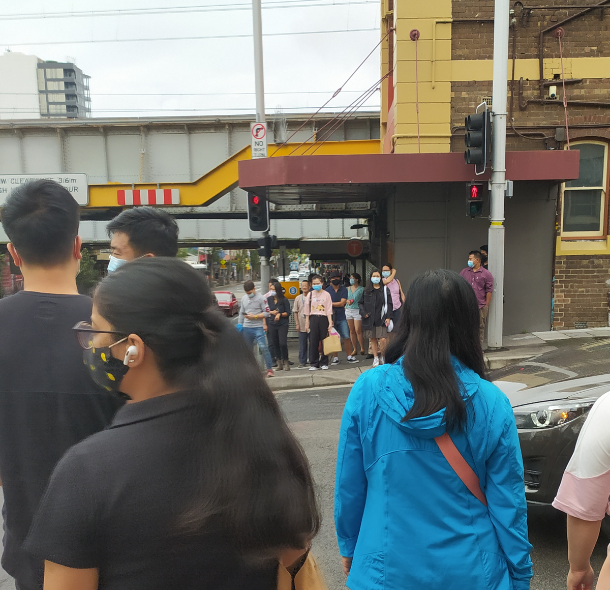 На подходе к станции легкого метро Бёрвуд.