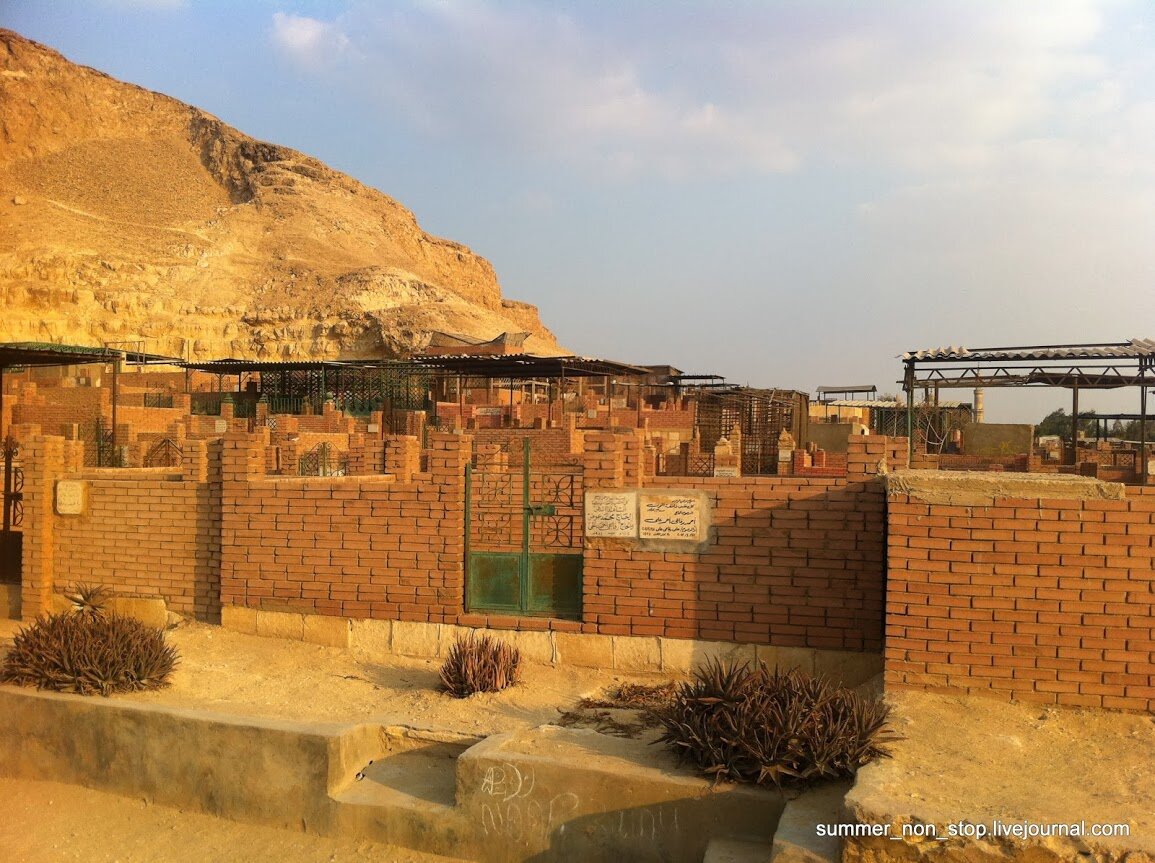 Изображение взято с images.google.com. Коптское кладбище в Старом Каире. Примерно такая картина открылась моему взору на деревенском коптском кладбище - месте осуществления обряда на беременность.