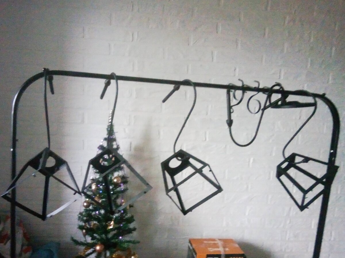 Все металлические элементы я подвесила на вешалку и покрасила черной краской из баллончика.