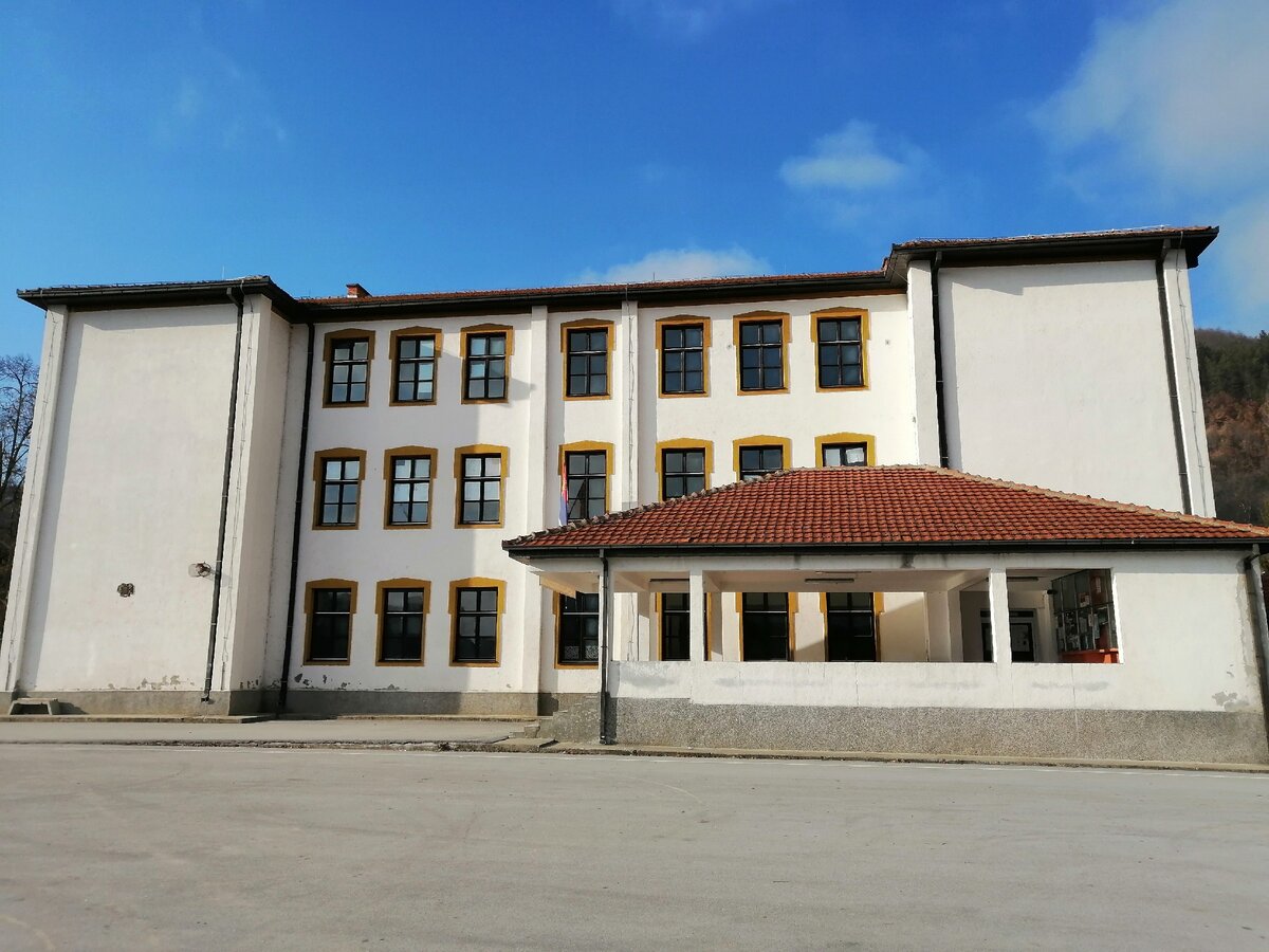 Здание гимназии было построено в 1941 году, когда Югославия была оккупирована, и Босилеград на три года вновь стал болгарским. Январь 2020 года, фото автора.