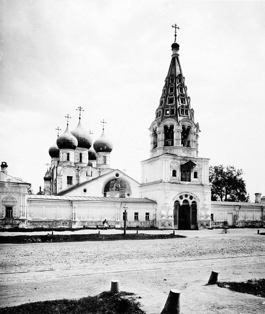 Купола снесли в советское время, а надвратную колокольню (потому что над воротами ее построили)  и храм разделили в 70е годы зданием