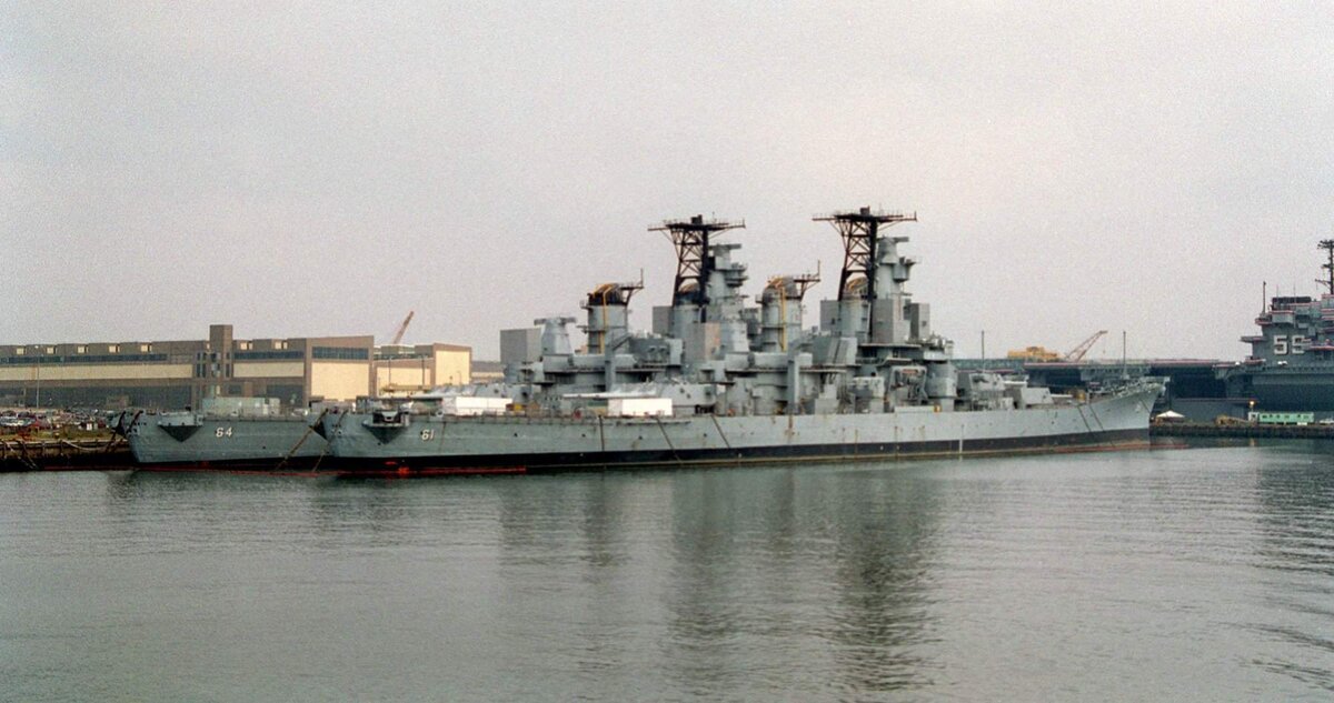 «Айова» и «Висконсин» на стоянке в Военно-морской верфи Филадельфии, 9 сентября 1993 года