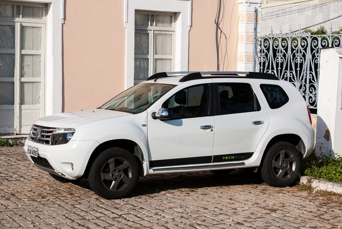 Автомобиль Renault Duster (белый) - один из лучших семейных авто