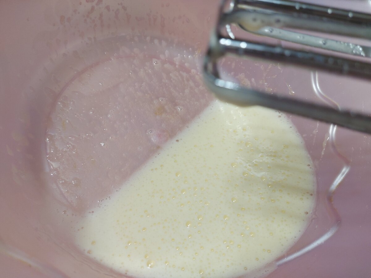 Яйца с сахаром взбиваем в белую пену. Я начинаю с низких оборотов, постепенно их увеличивая.