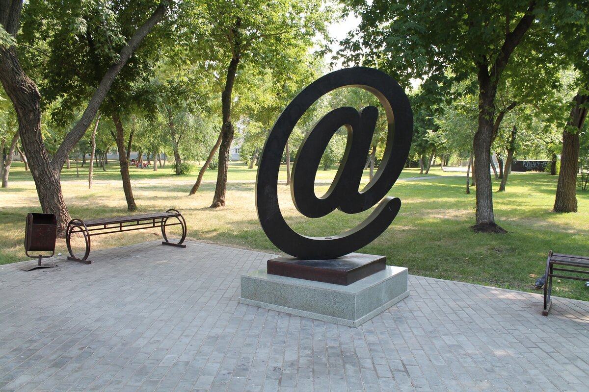 Памятник символ москвы. Памятник электронной собаке в Оренбурге. Памятник символ. Памятник символу собака Оренбург.