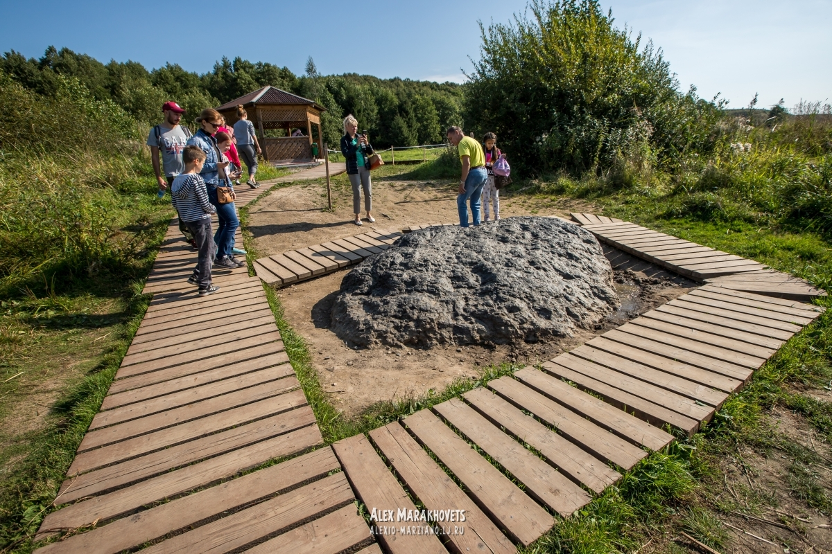 Легендарый Синий камень медленно уходит под землю. Посмотрел, пока еще можно