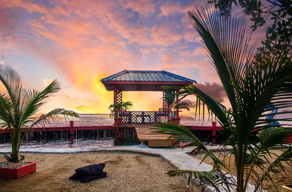 Виден "водный" забор и песчаный "берег" прямо внутри двора