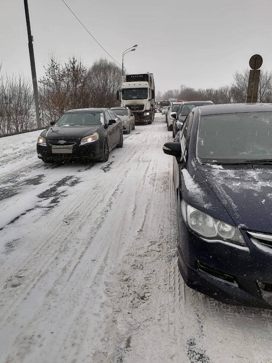 Отвез сына в школу в Москву и встал на обратном пути в свой ипотечный конгломерат Подмосковья. Справа трос а слева отбойник. Пошел третий час "пути". Через 40 минут у сына закончатся уроки. Проще было не возвращаться и подождать около школы.