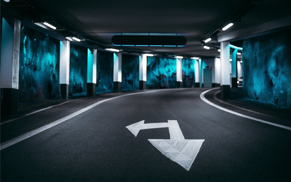 Светоотражающая пудра нанесена на стены паркинга Nuevo parking Garbera (Donostia-San Sebastián). Создаёт космические мотивы. Дёшево и очень эффектно!