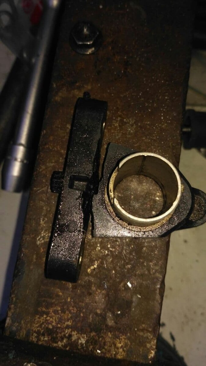 Крепление датчика коленвала