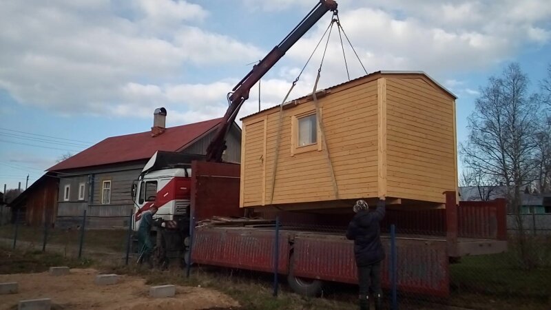 Баня манипулятором. Разгрузка бани манипулятором. Разгрузка бытовки манипулятором. Выгрузка мобильной бани. Выгрузка манипулятором.