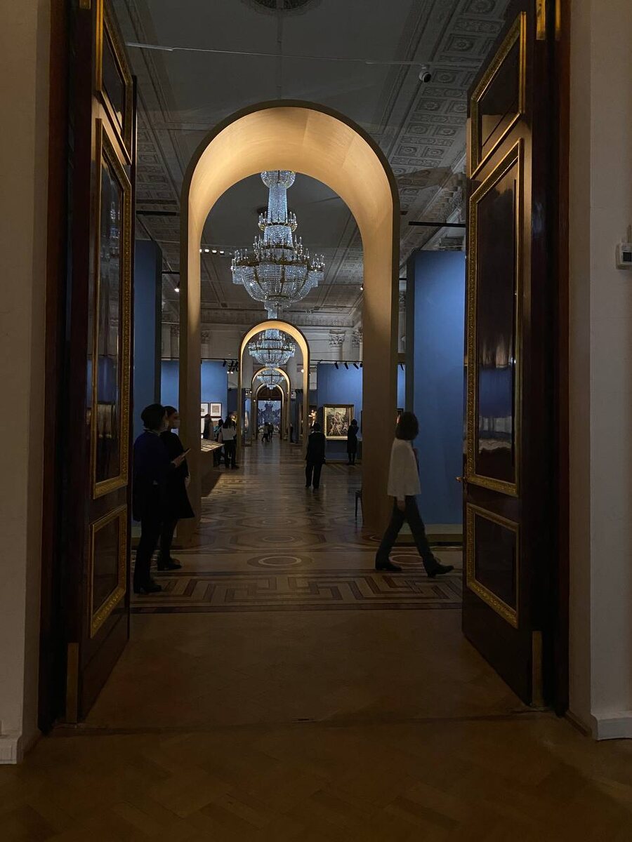 Вход в первый выставочный зал (фото автора)