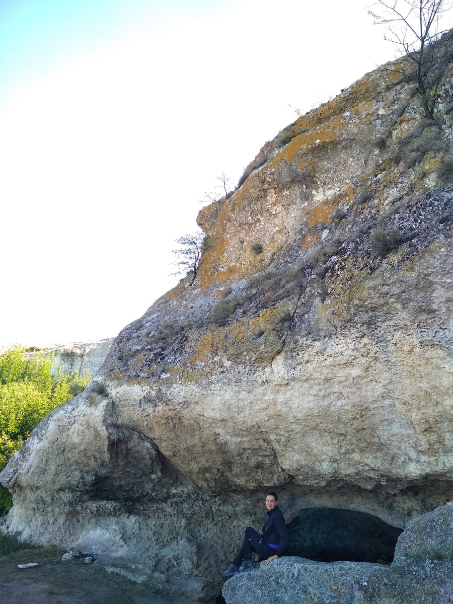 входа в грот два, они рядом, а левее скальный провал( обвалившийся свод и оазис