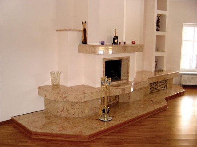 камин пристенный в интерьере гостиной