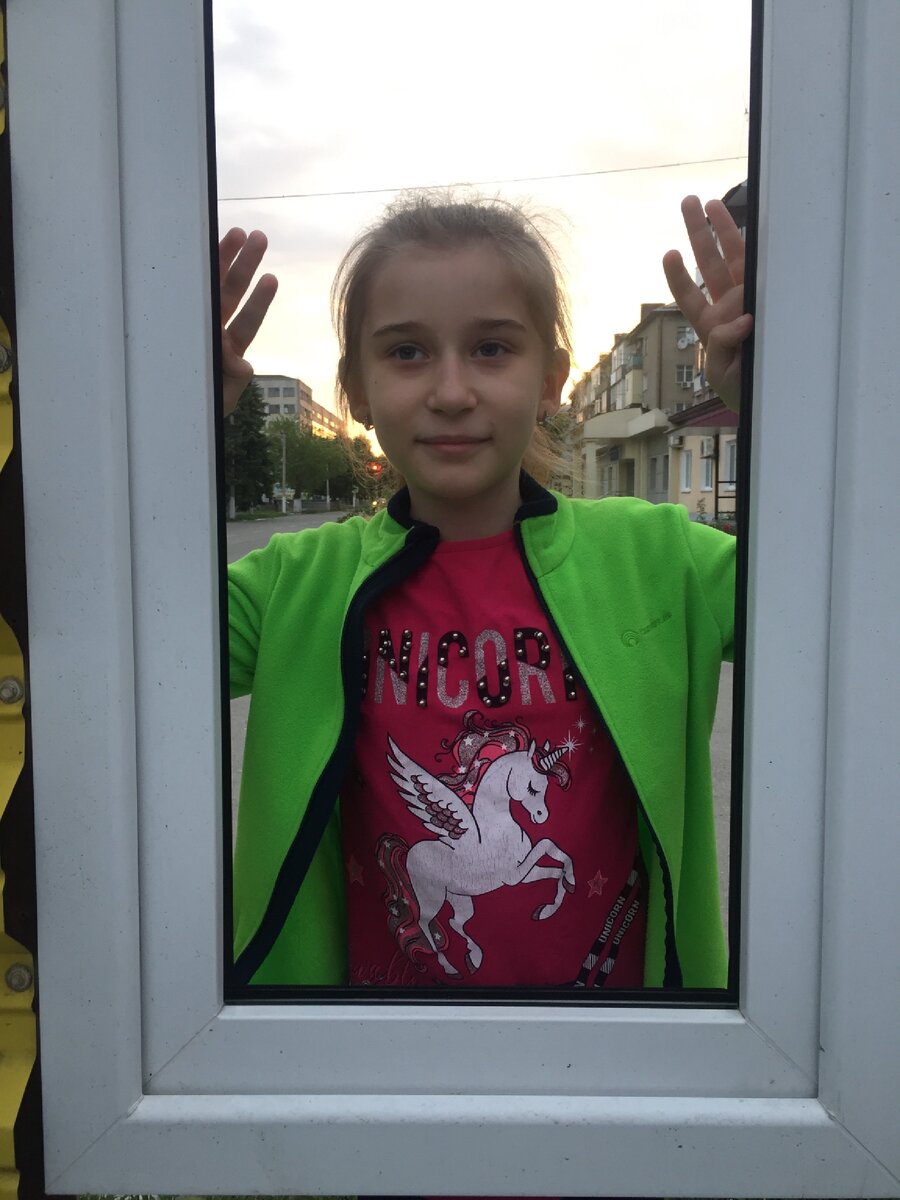 Розовые ленты. Платье принцессы. Куколки, заколочки. Или другой вариант. Синяя ленточка. Костюм, машинки, пистолет.
⠀
Мы так любим своих детей! Время проходит, и вот наши детки уже гордо шагают в свой первый класс.
⠀
Уроки, кружки, заботы. Ребёнок уже самостоятельный, у него свои дела. И это хорошо, если за ужином он поделится своими переживаниями с вами. Хуже, когда у подростка безапелляционное «я сам».
⠀
Мы уже ничего не можем сделать. Просто наблюдать «со стороны» и быть рядом, когда это нужно. Но есть кое-что, что поможет подростку, если родители достаточно мудры и внимательны.
⠀
Не секрет, что большинство издевательств и оскорблений происходит на почве внешних «недостатков» подростка.
⠀
Одна из основных болезненных тем - прыщи. Люди имеют такое физиологическое свойство - получать россыпь прыщей в период полового созревания. В этом вопросе не стоит медлить!
⠀
Столкнувшись с подростковыми прыщами и сальными нитями, я мгновенно отреагировала и организовала новую косметичку с эффективными безвредными средствами:
⠀
1. Средство для умывания (адаптивный гель-пенка) + эко спонжи из водорослевой целлюлозы для бережного очищения кожи. Мальчик у вас или девочка, лучше с юности беречь кожу и исключить мыло и прочие жесткие средства из ухода.
⠀
2. Балансер. Завершает процесс очищения, стабилизирует выработку себума (кожного жира) и сохраняет влагу.
⠀
3. Гель-спот для проблемной кожи. Это экстренная служба спасения 🚨 при появлении прыщика. Снимает воспаление и заживляет, сохраняя рельеф кожного покрова.
⠀
4. Жемчужная маска + силиконовый шпатель для нанесения маски. Эту маленькую роскошь я добавила для бережного очищения от чёрных точек и больших сальных нитей. Маска без добавок, 100% порошок жемчуга, который разбавляется водой непосредственно перед нанесением.
⠀
Теперь я спокойна за свою дочь. Я знаю, что я помогу сохранить ей красоту и чистую кожу. А ещё она с юности освоит полезную привычку ухаживать за кожей лица.
⠀
К слову, ей очень приятно иметь свой чемоданчик! А мне такой кейс обошёлся всего в 3328 рублей! (Умывашка, спонжи, балансер, гель-спот, шпатель и 2 жемчужных маски по Акции 🔥) И скажу по секрету, у моей Виолетты появился поклонник 🤫🤗
