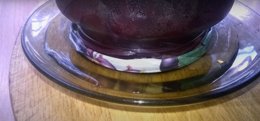 Немного горячей воды облегчит отвинчивание крышке