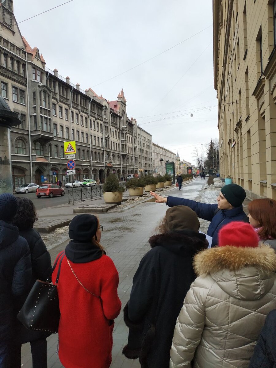 На этой фотографии я увлеченно рассказываю о фасадах дома для городских учреждений на Садовой улице