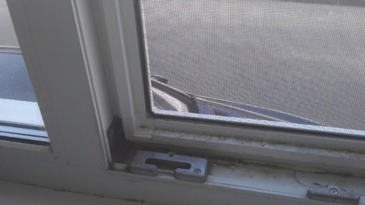 Много пыли в углах, как всегда 