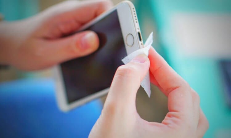 Чистить iPhone нужно правильно