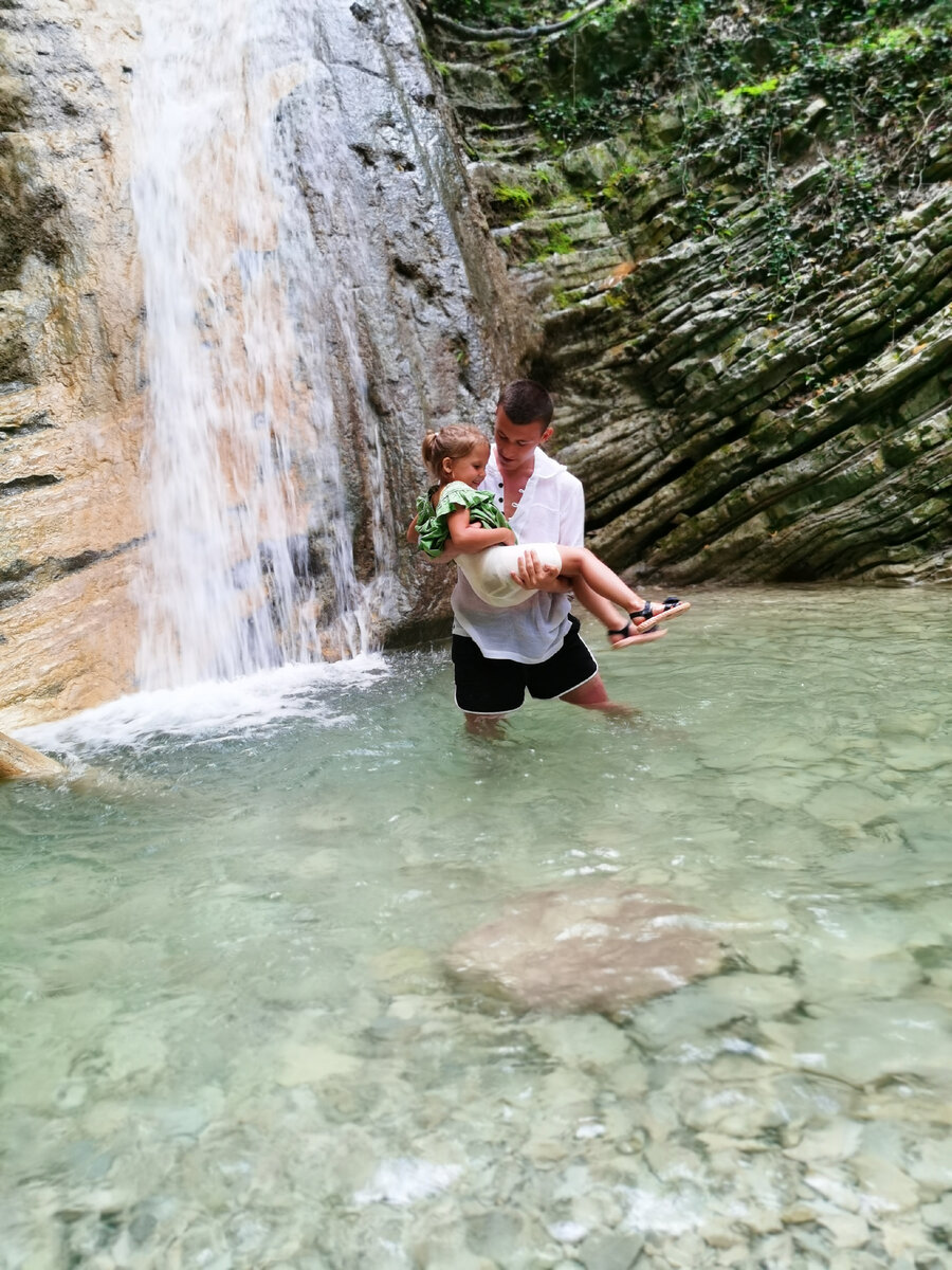 Водопады. "Мужик в белой рубашке", про которого спрашивали в прошлой статье, это Богданин двоюродный брат и мой родной племенник