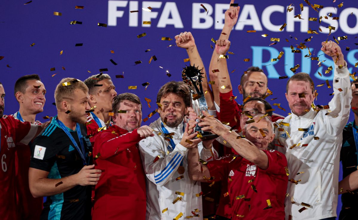 Тренеры сборной России с кубком за победу на ЧМ-2021 в Москве. Андрей Бухлицкий - крайний справа. Фото: globallookpress