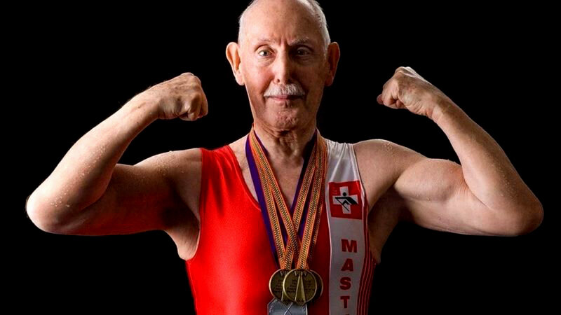 Начал заниматья бодибилдингом после 80 лет.