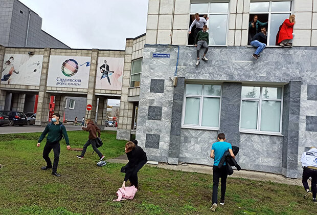 Студенты выпрыгивают из окон.