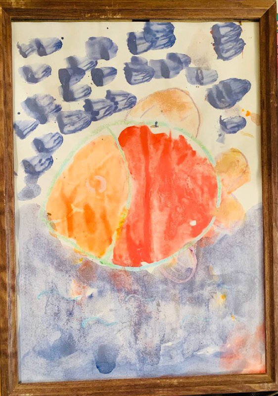 Данила Б., 2 г. 3 мес. Занятия по художественно-эстетическому развитию дошкольника. Работа с акварельными красками с педагогом раннего развития. Рисунок «Рыбка в море»