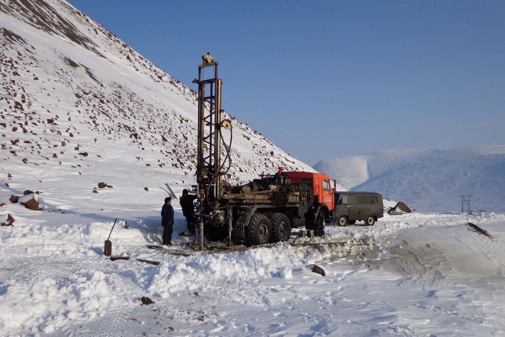 Так проходит бурение: шурфы делают при помощи буровой машины, которая переезжает с места на место